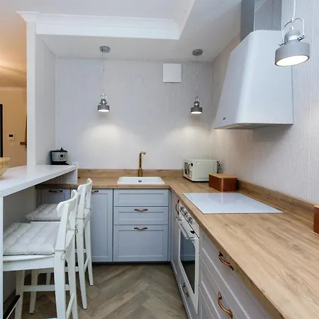 Center - Amber Sky By Apartmore